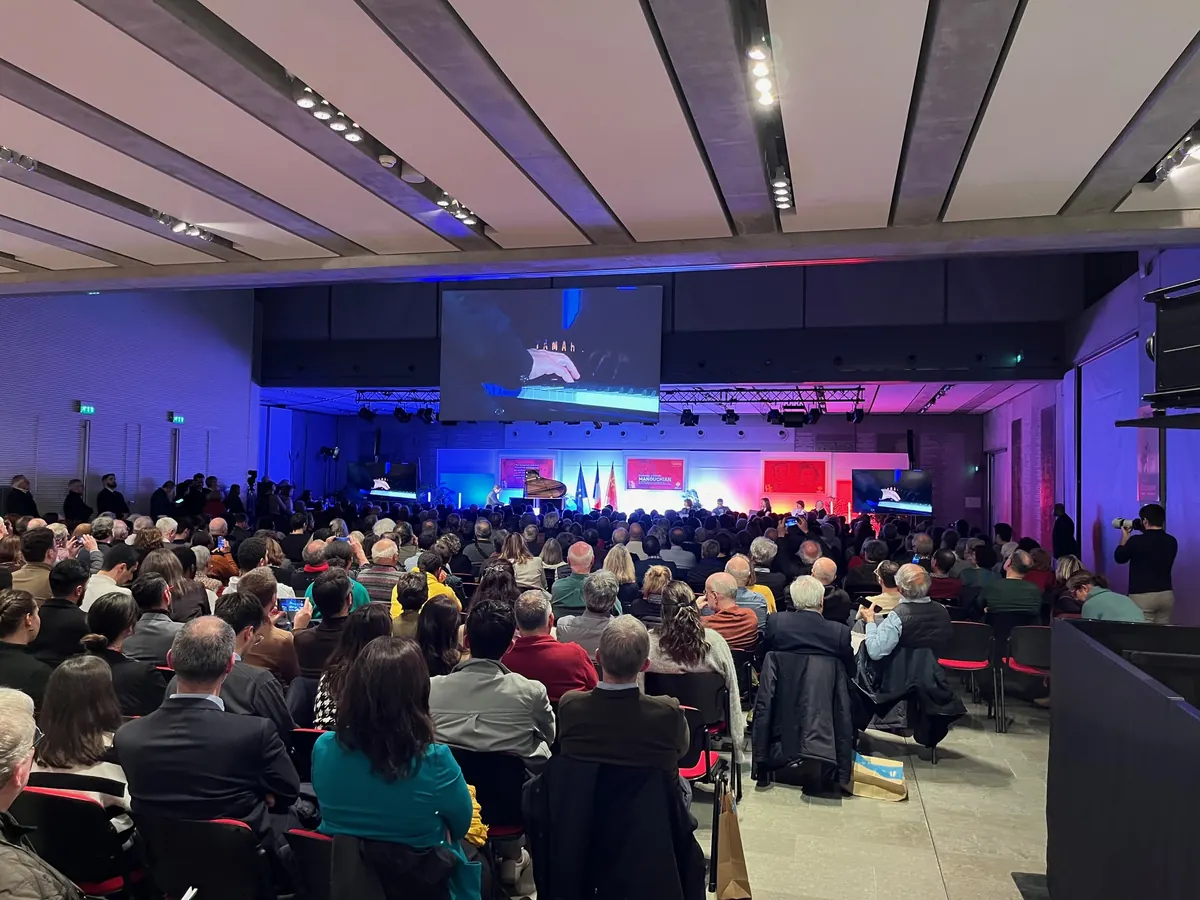 Hommage à Missak Manouchian : salle comble, scène, écran géant et mise en lumière par OC Évènement