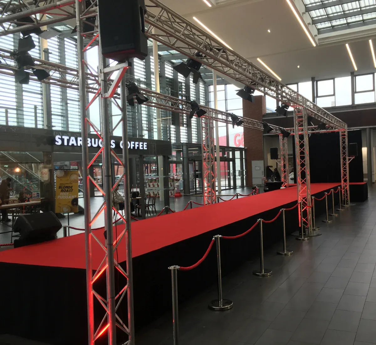 Scène et structures aluminium installées dans une halle