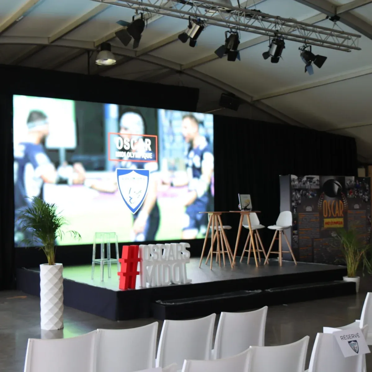 Plateau de conférence avec écran géant et projection vidéo