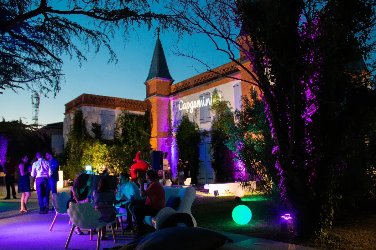 Château illuminé lors d'une soirée en extérieur