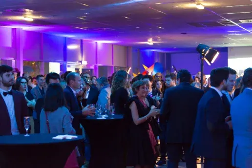 Soirée de gala avec invités et éclairage d'ambiance